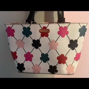 White printed small Kate Spade purse.